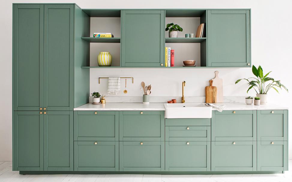 Keuken-in-gelakt-hout-en-groen03-vert-de-gris-marmeren-aanrechtblad