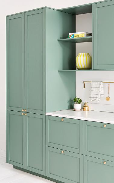 Kitchen-wood-painted-green03-vert-de-gris-brass-handles