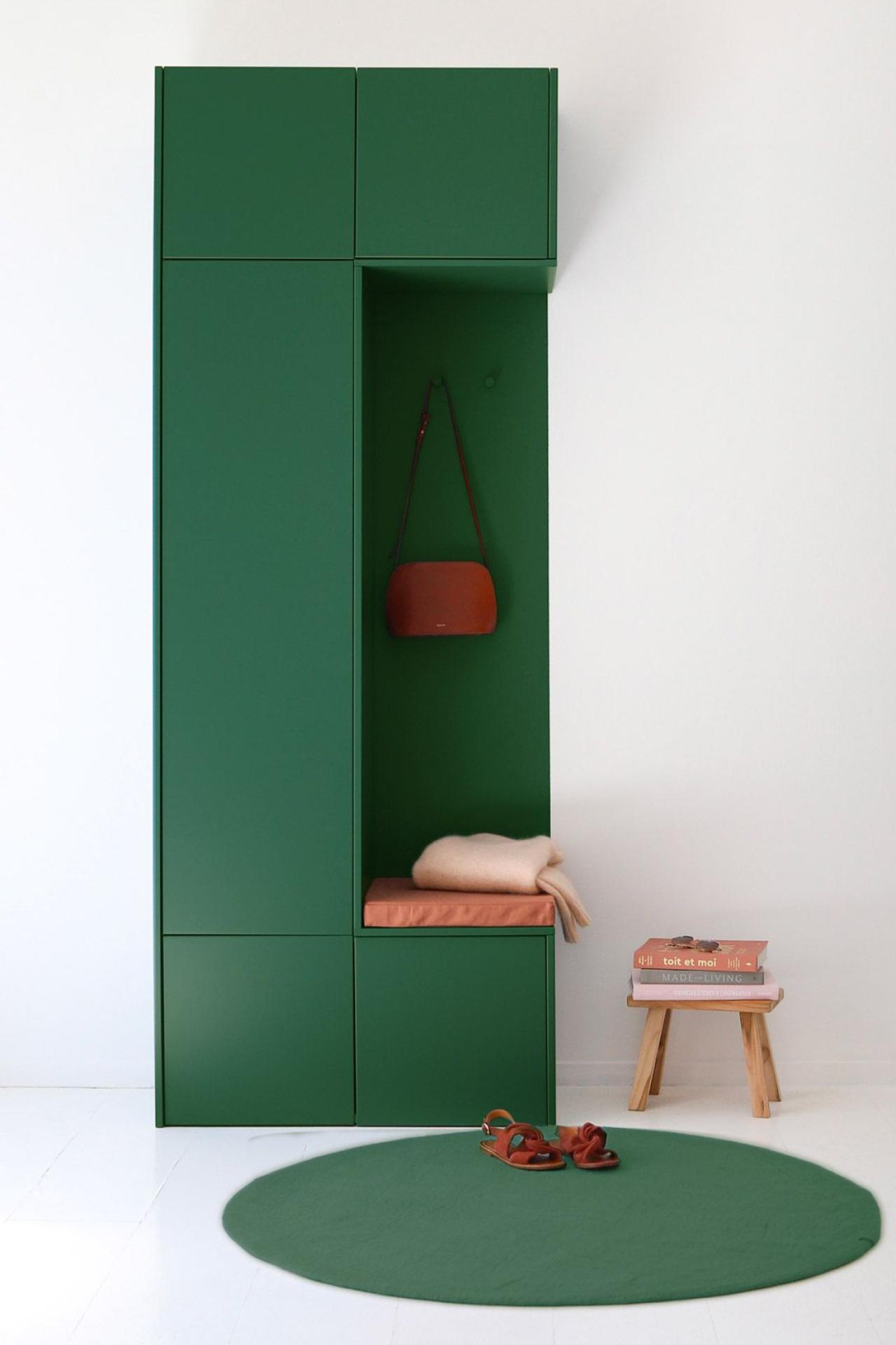Eine Garderobe aus Mattlack Grün 07 - Jungle - in Dreiviertelansicht | Plum