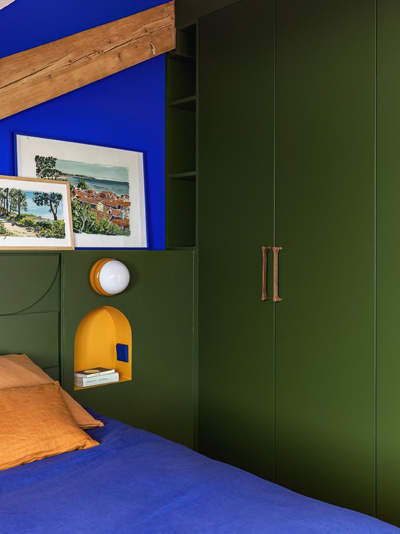 Dressing intégré couleur Olive, tête de lit avec niches bleu Klein et jaune Moutarde