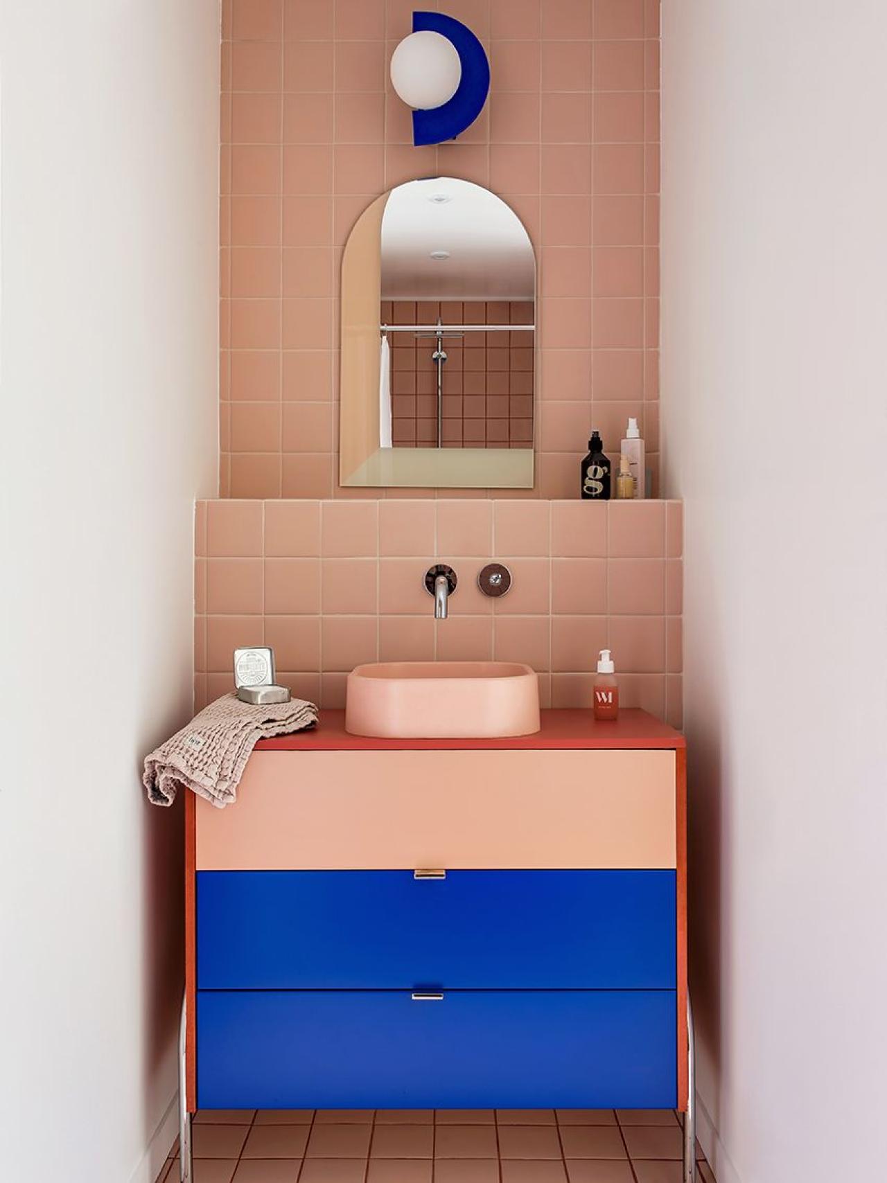 Une salle de bain pop bleu Electric et rose Blush