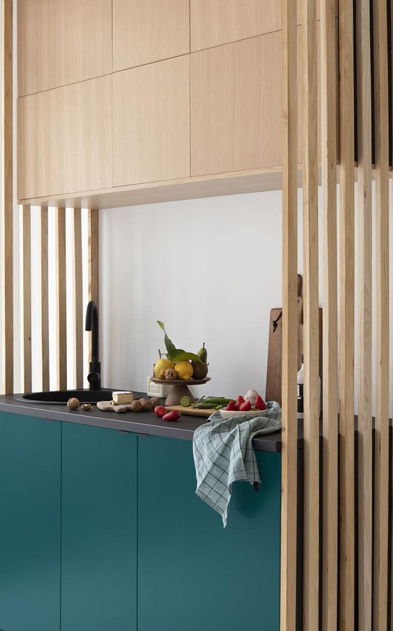 Kitchenette in natural Oak and Green 04 - Sauvage framed by claustra