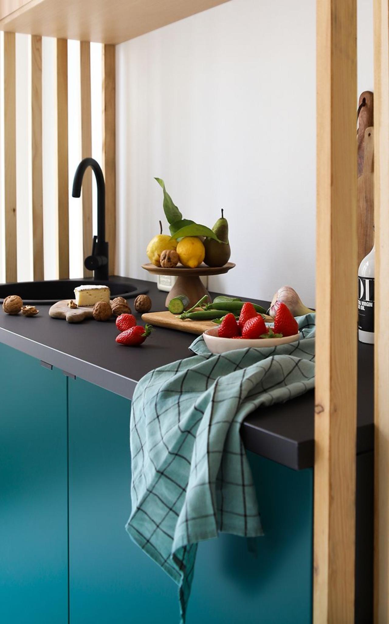 Kitchenette in natural Oak and Green 04 - Sauvage framed by claustra