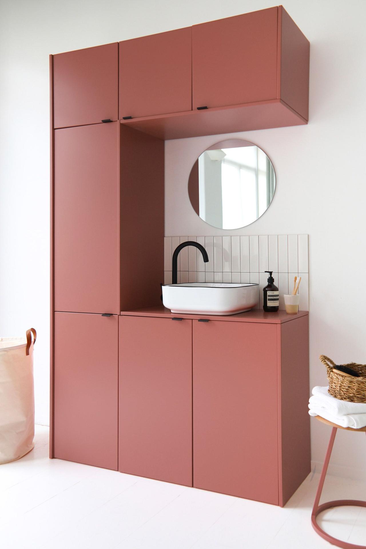 Ein Badezimmer aus Mattlack in Rot 02 - Argile