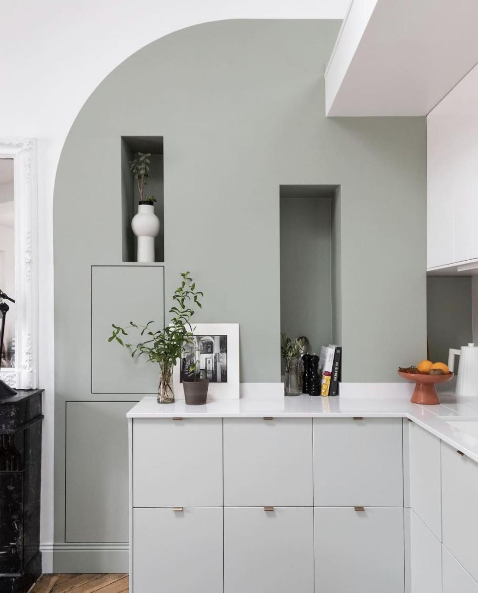 Küche in Grün 01 - Amandier grisé mit gebogenem Flechtwerk, gemalter Bogen an der Wand