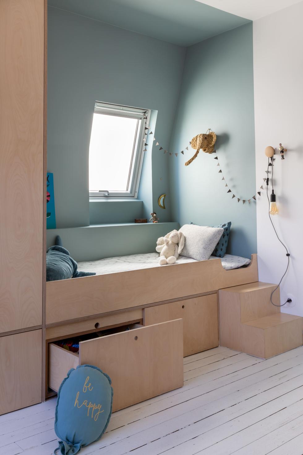 Podiumbett aus Holz in Blau, Raum im Raum Effekt mit Farbe
