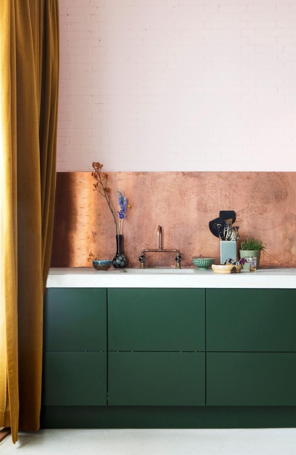 Grüne Küche mit Kupferpaneel.jpg