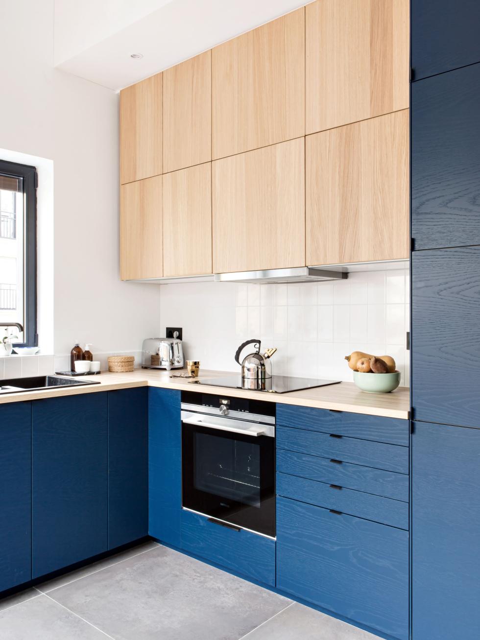 Blauw geschilderde eiken keuken