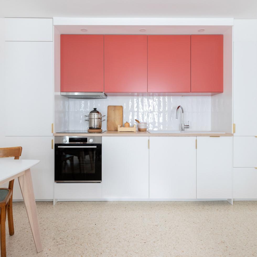 Rote und graue Küche von Studio Castille ⓒ Laura Jacques