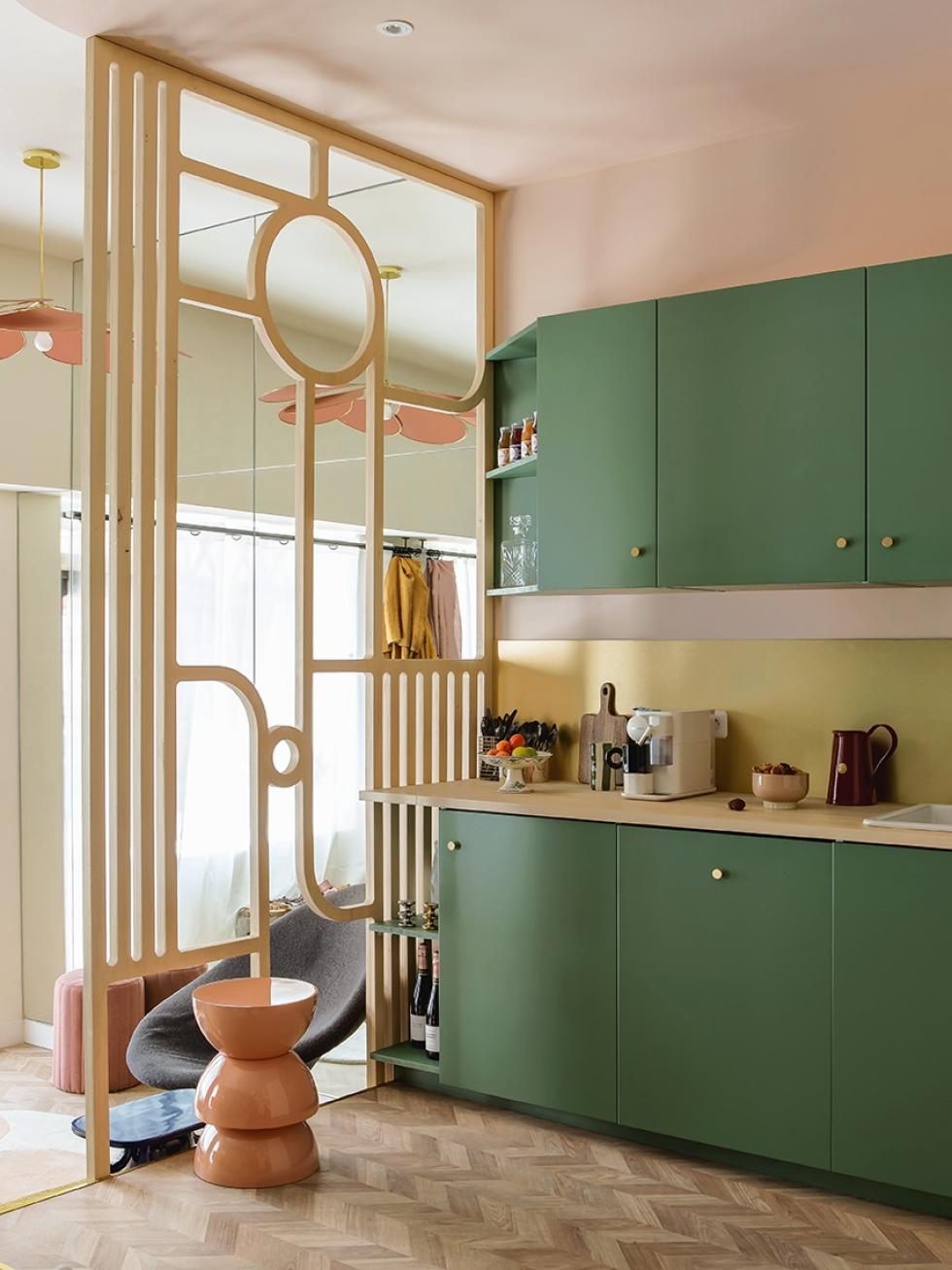 Interior Projekt realisiert mit glatten mattlackierten Fronten von Plum in Grün 03 - Vert de gris - ⓒ Hervé Goluza