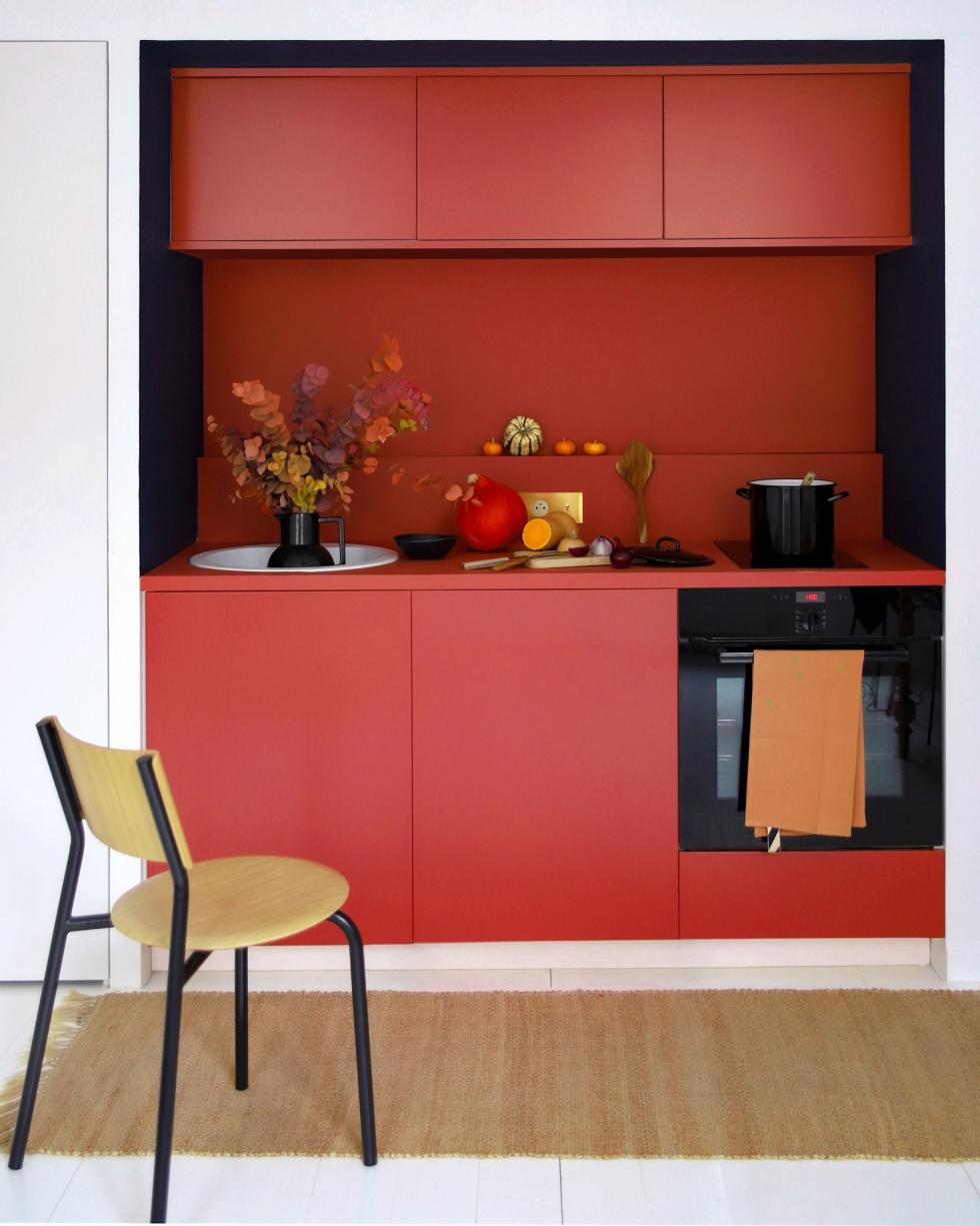 Küche mit roten Fronten und Laminat-Arbeitsplatte von @miss_etc