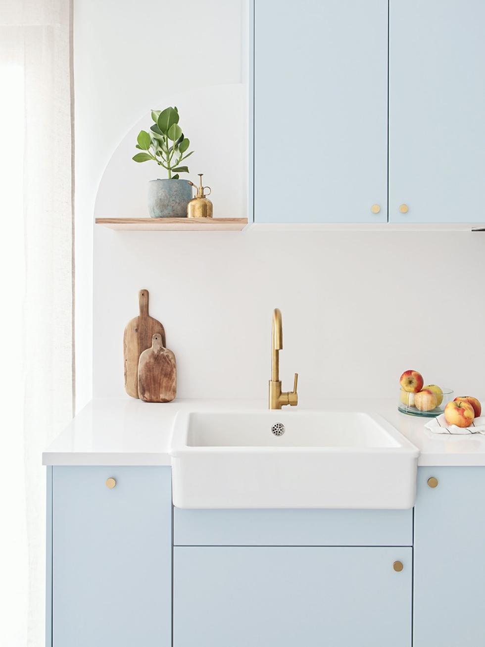 Küche in Blau 04 - Ciel voilé aus IKEA Korpussen mit PLUM Fronten