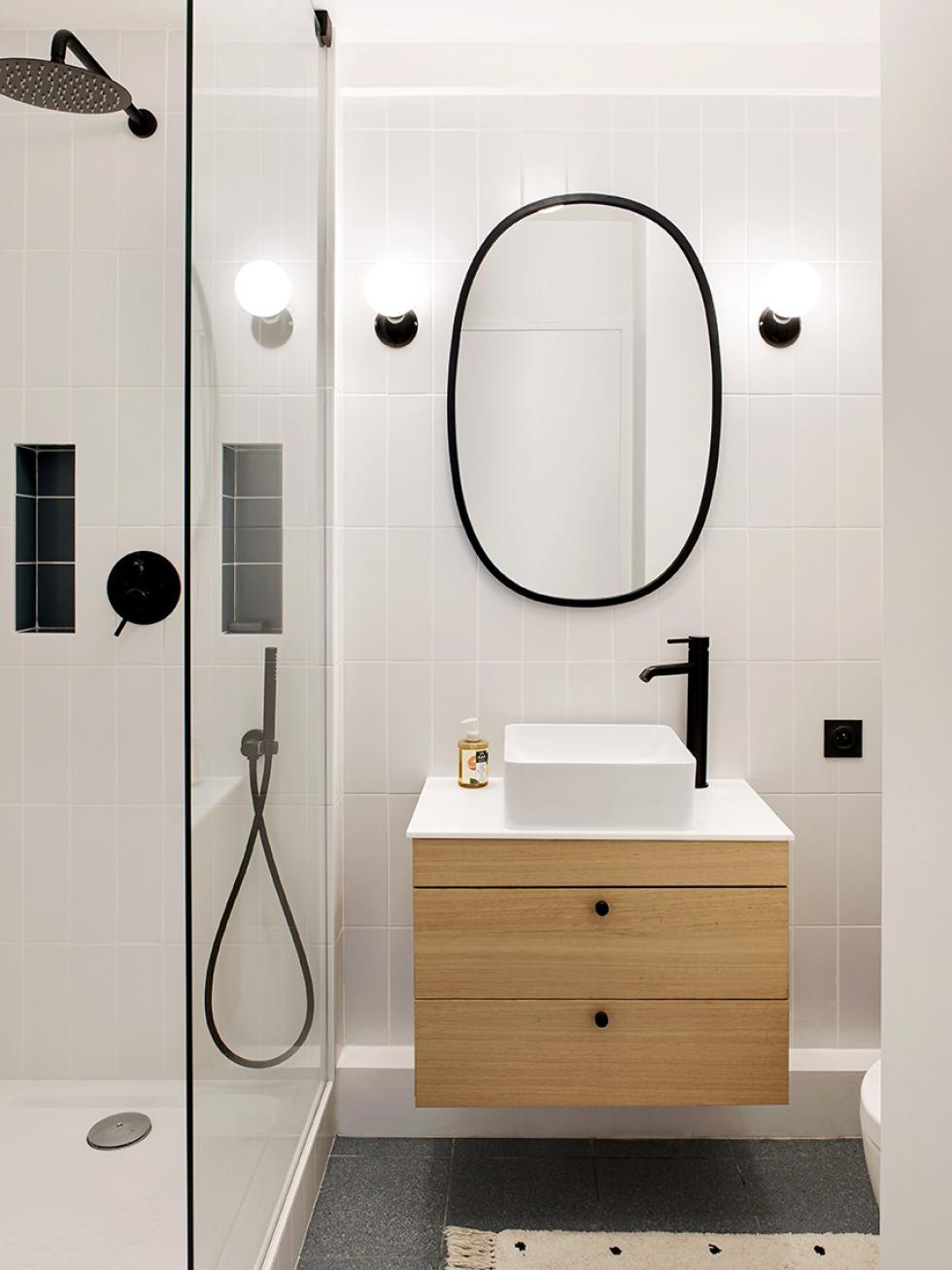 Badezimmer aus Eiche, schwarz & weiß