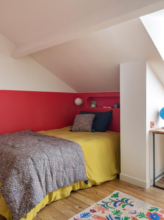 Chambre d'enfant avec tête de lit rouge, réalisée sur-mesure.