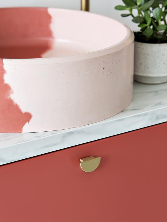 roze gepolijste betonnen wastafel