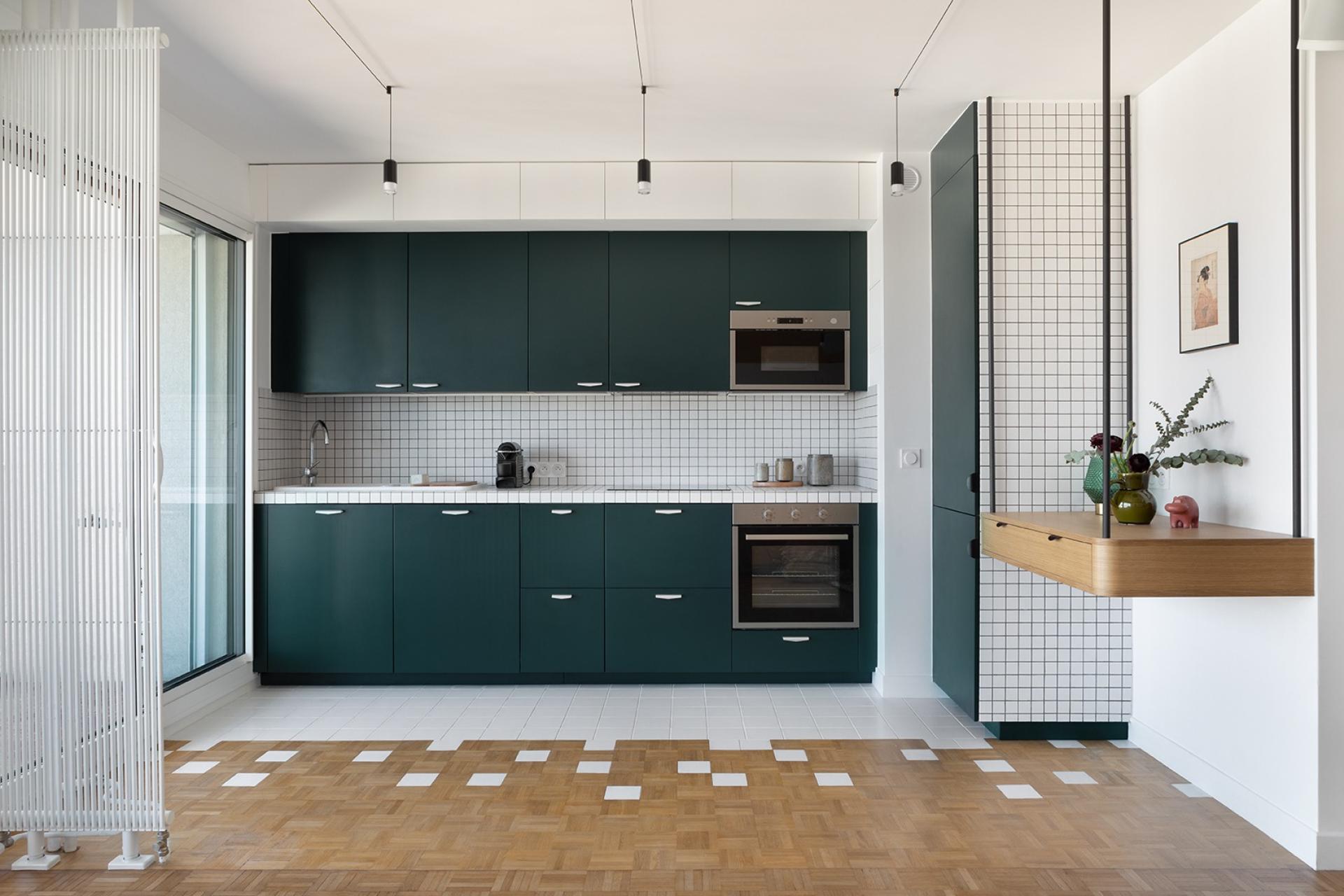 Eine grafische Küche von Lagom Architectes - Foto: Delphine Queme