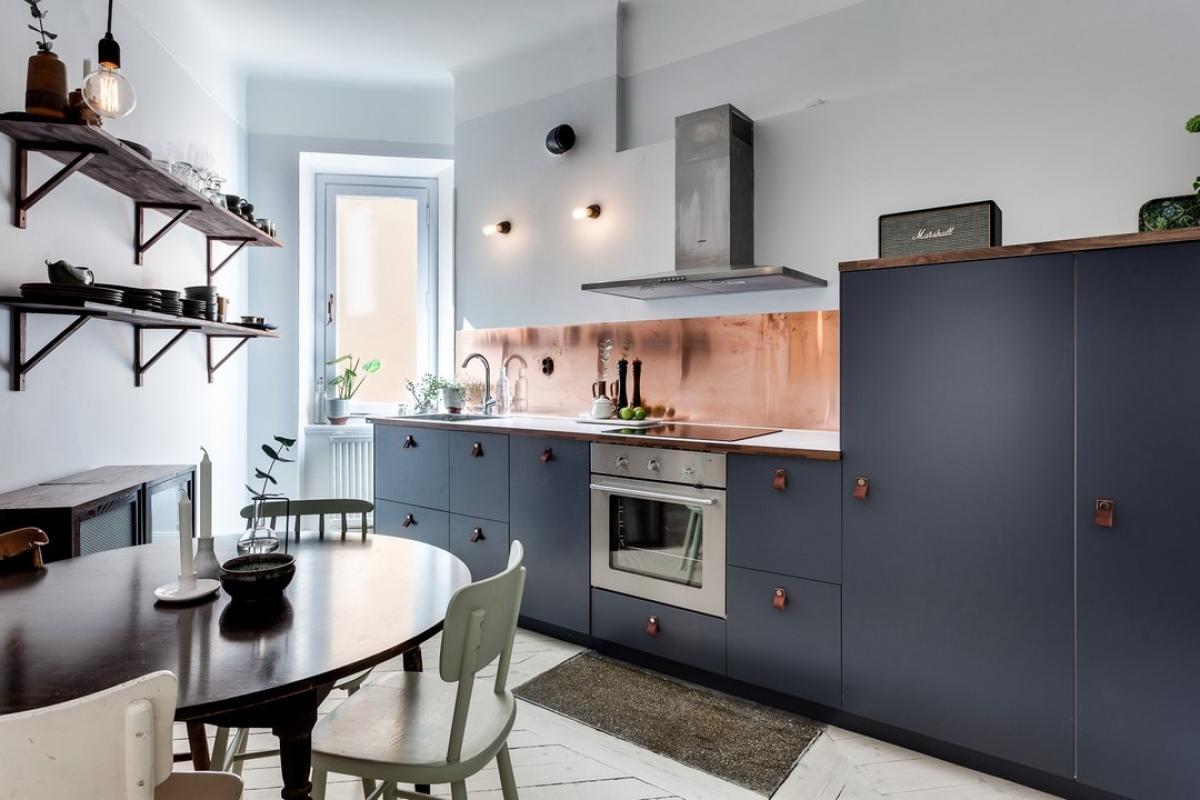 Küche in Blau 02 - Bleu nuit und Kupferpaneel