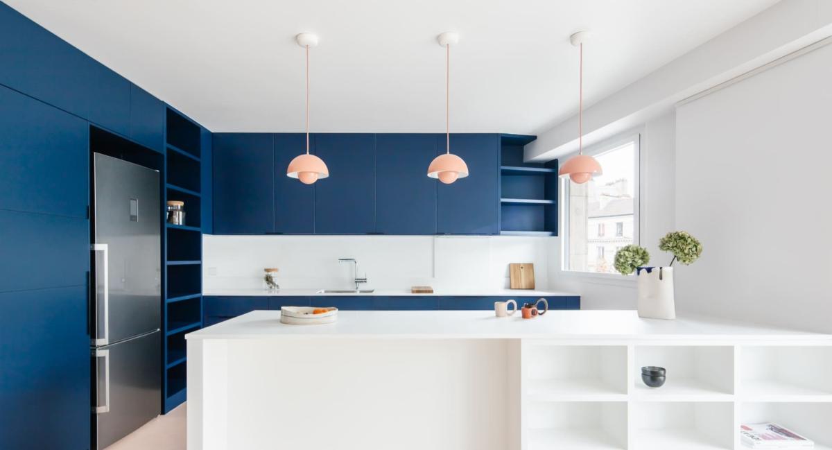 Küche in Blau 03 - Bleu gris, schöne Küchenleuchte