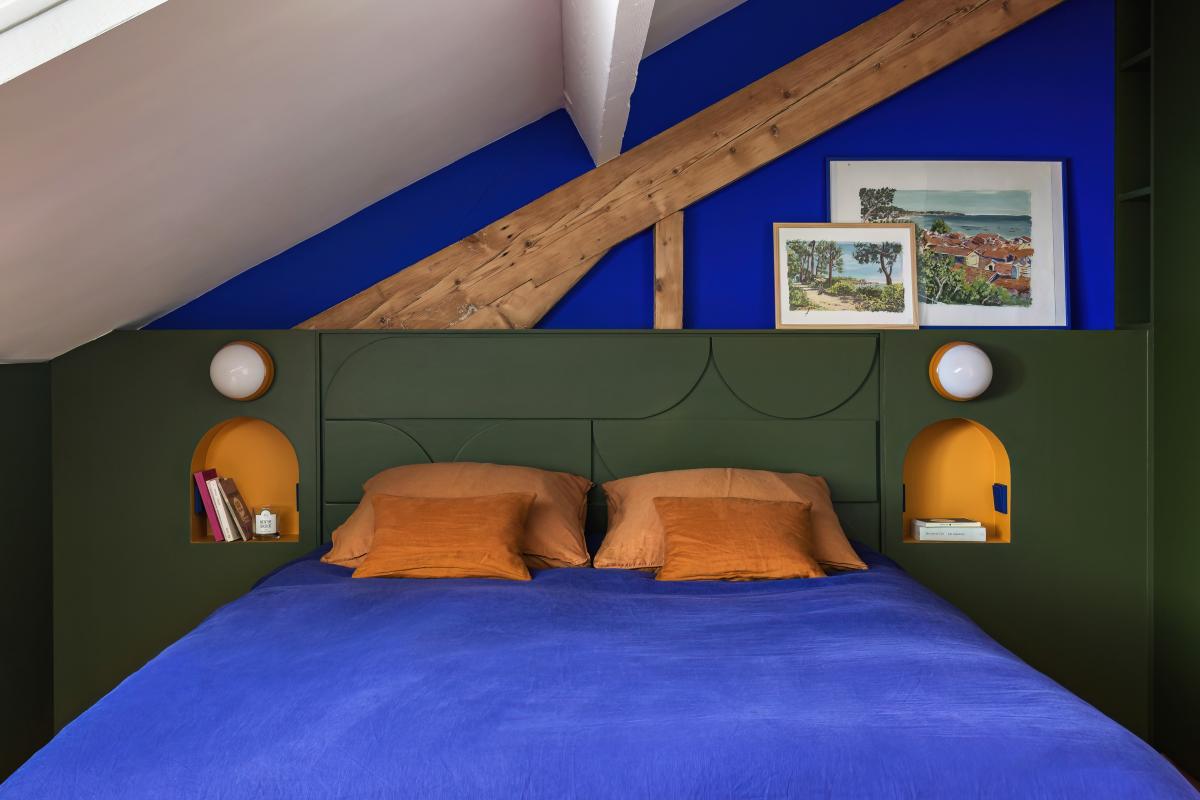 Chambre mansardée avec tête de lit menuisée couleur Olive et mur Bleu Klein.