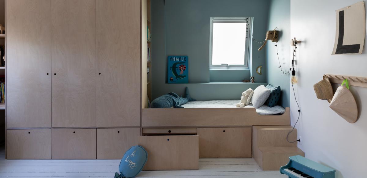 Podestbett aus hellem Holz in blauer Farbe
